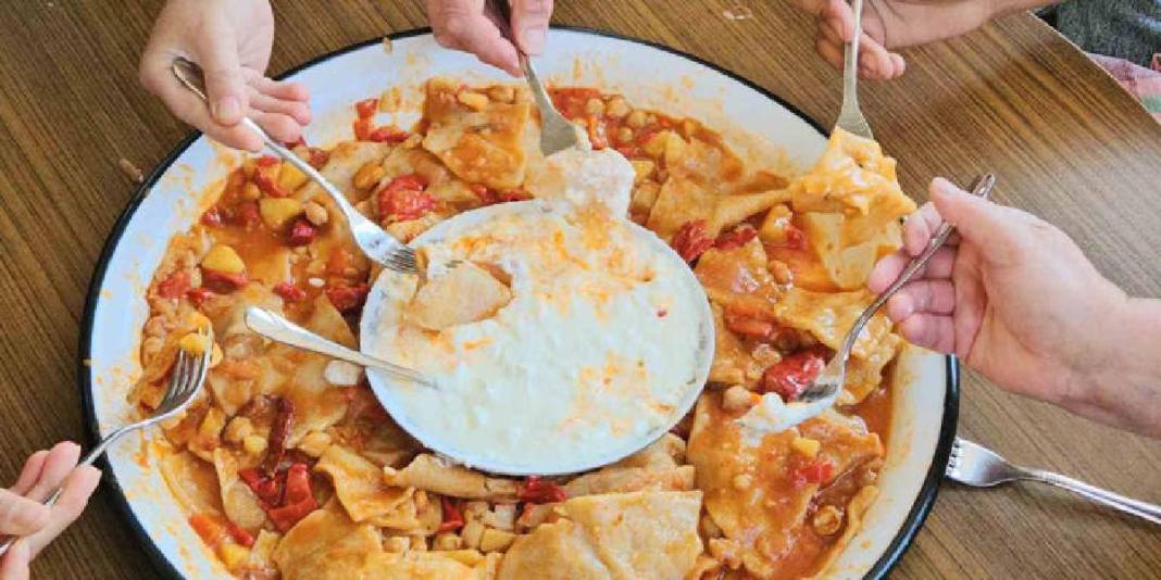 Nesilden nesle aktarılan kültür! Tek ocakta pişiyor, kokusu tüm mahalleyi sarıyor: İmece hazırlık herkesin karnını doyuruyor 5